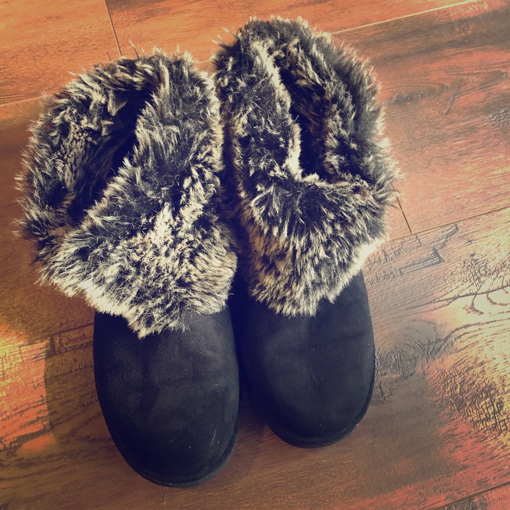 Black booties with fur